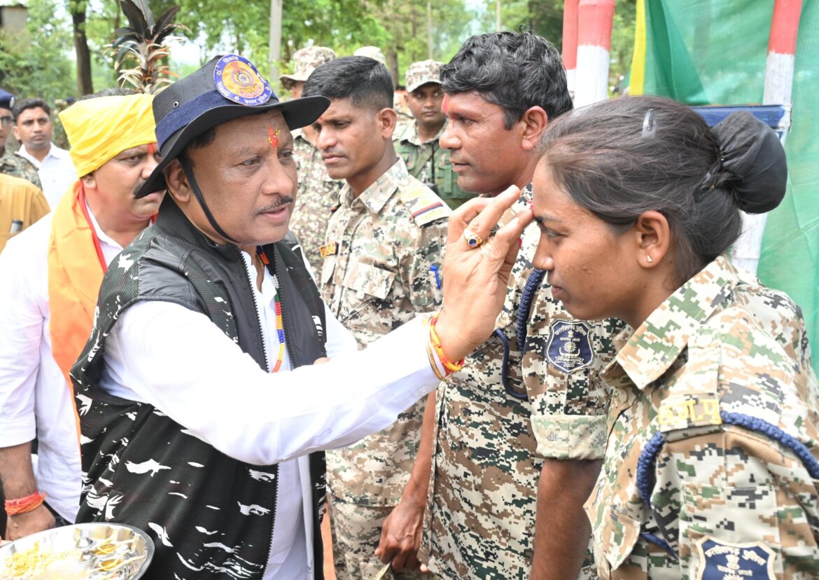 मुख्यमंत्री श्री साय ने बासिंग स्थित बीएसएफ कैम्प पहुंचकर की जवानों की हौसला अफजाई