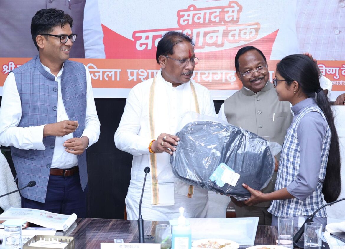 मुख्यमंत्री ने प्रतिभावान विद्यार्थियों को किया सम्मानित