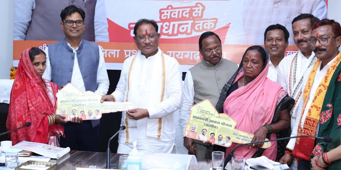 मुख्यमंत्री ने बिरहोर महिलाओं को सौंपी पक्के आवास की चाबी