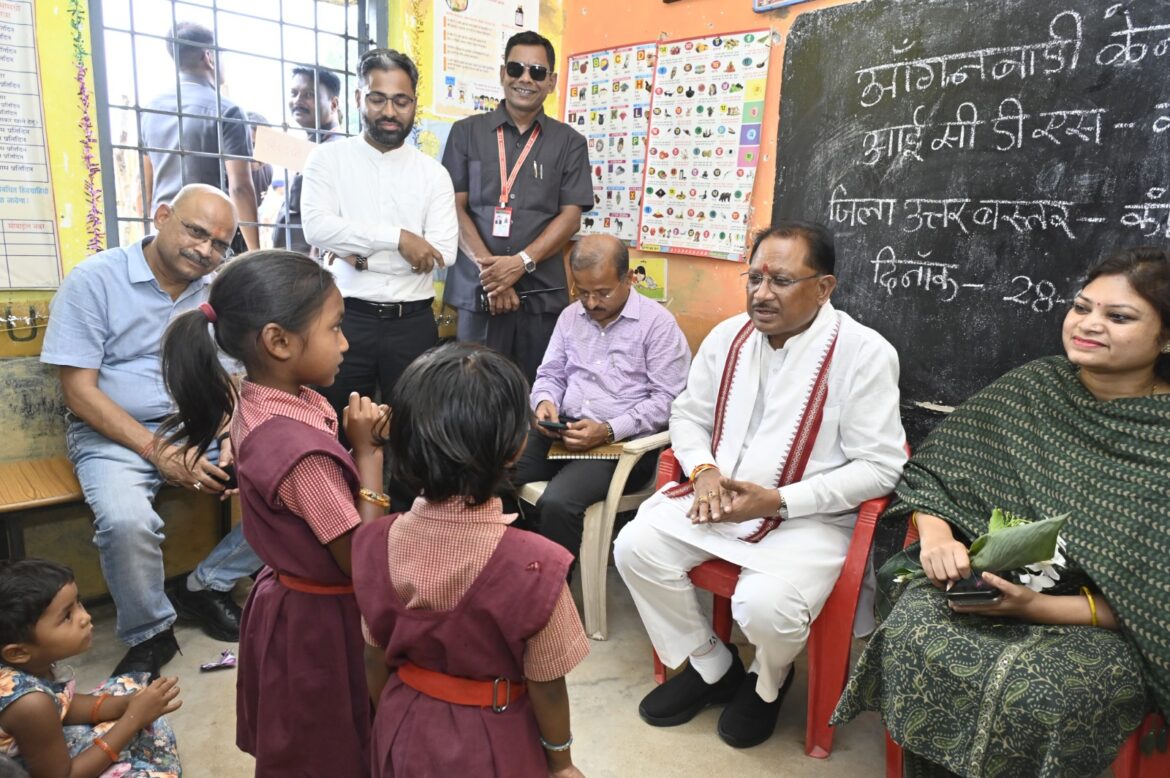 सुशासन तिहार के दौरे पर मुख्यमंत्री अचानक पहुंचे मांदरी गांव के आँगनबाड़ी केंद्र