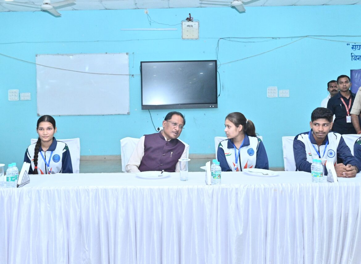 मुख्यमंत्री ने आकांक्षा विद्यालय में नीट जेईई कोचिंग के विद्यार्थियों से किया संवाद