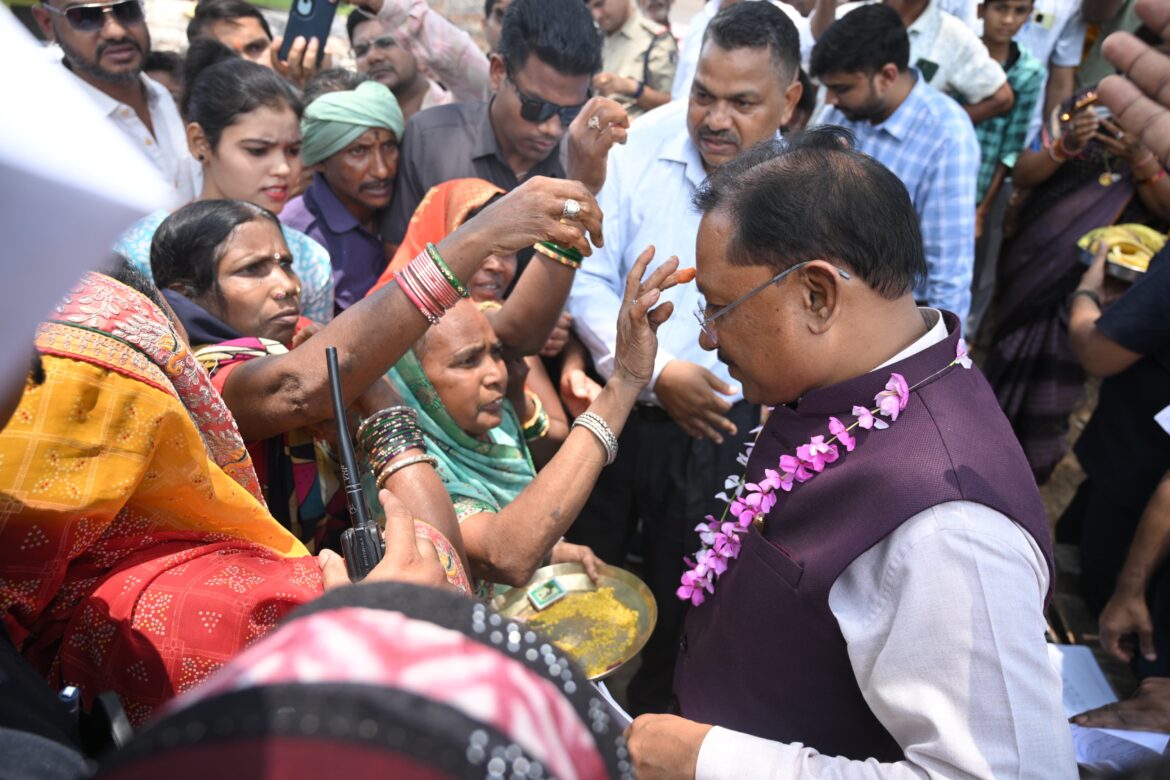 मुख्यमंत्री श्री विष्णुदेव साय ने सक्ति जिले में योजनाओं के क्रियान्वयन की जमीनी हकीकत की जानकारी ली