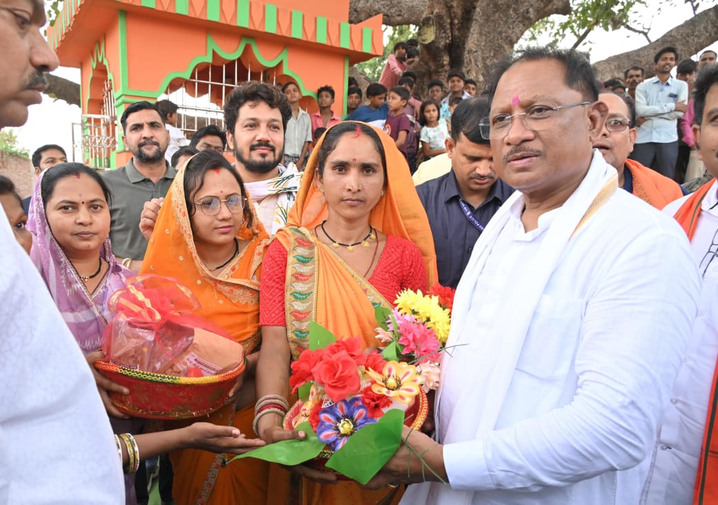 झुरानदी में बिना पूर्व सूचना पहुंचे मुख्यमंत्री, चौपाल लगाकर सुनीं ग्रामीणों की समस्याएं