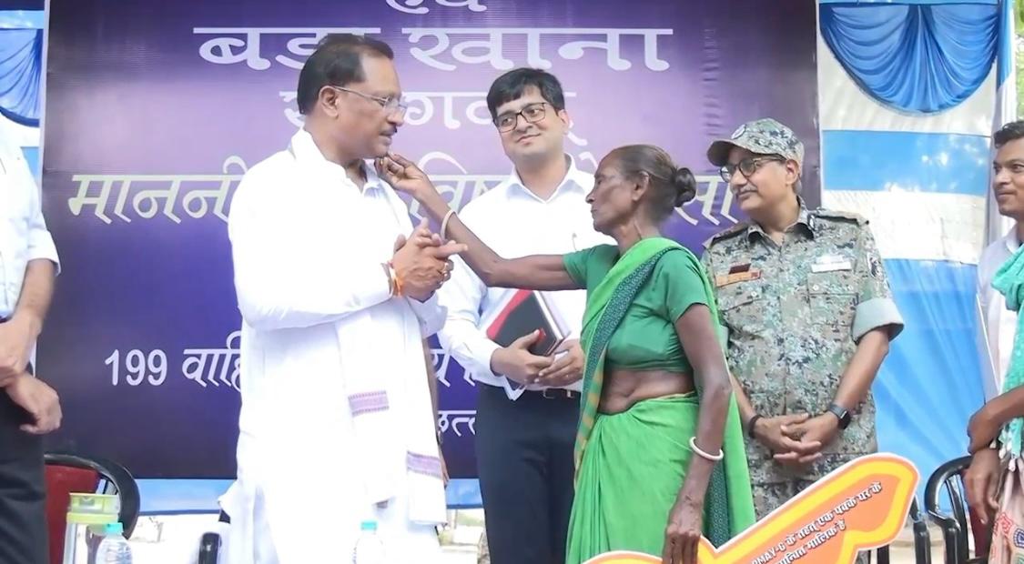 बीजापुर जिले के उसुर विकासखंड के करेगुट्टा पहाड़ी की तलहटी में स्थित गांव से उठी एक माँ की करुणा और कृतज्ञता—ग़लगम में आयोजित सुशासन तिहार में प्रधानमंत्री आवास की चाबी पाकर 62 वर्षीय शम्मी दुर्गम भावुक हो उठीं