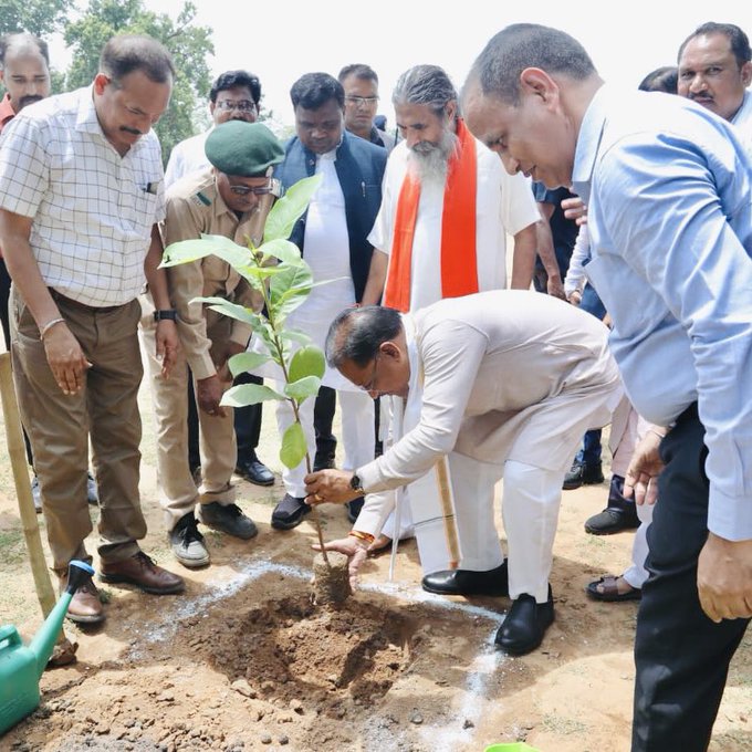 आइए, हम सभी एक पेड़ लगाकर प्रकृति के अमूल्य उपहार को संरक्षित रखने का संकल्प निभाए