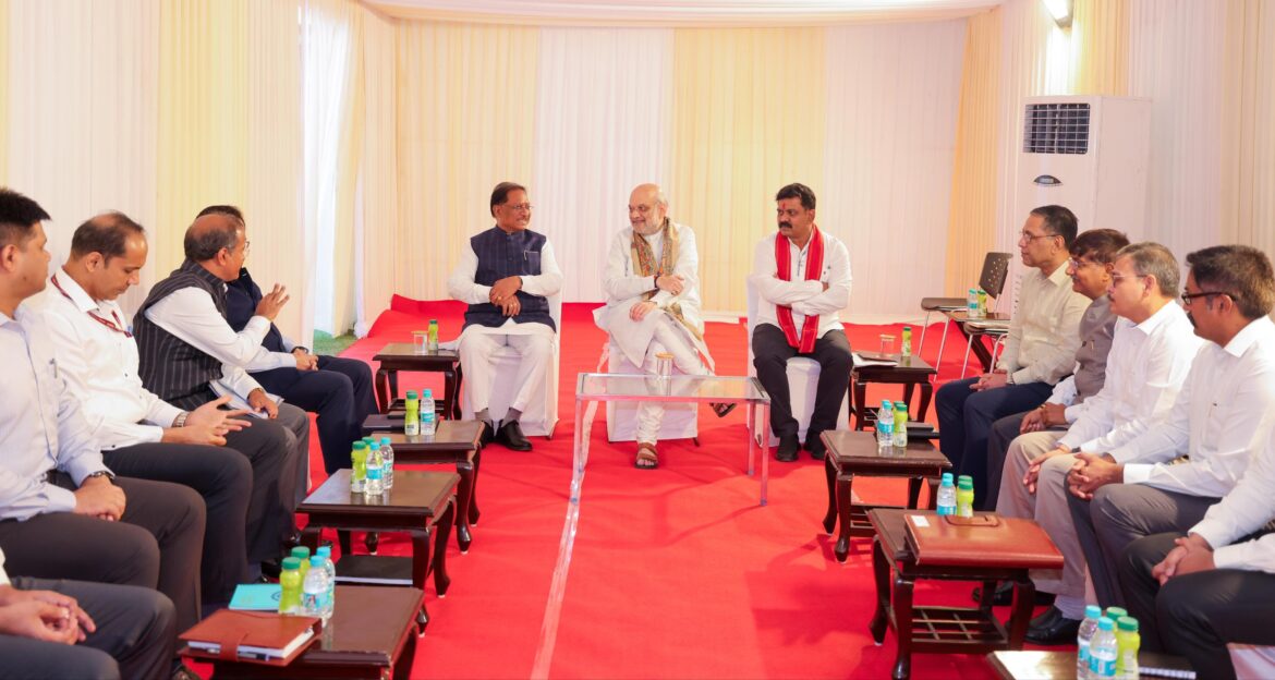 केन्द्रीय गृह मंत्री श्री अमित शाह ने हाल ही में नक्सलवाद के विरुद्ध चलाए गए अभियानों में अहम भूमिका निभाने वाले अधिकारियों से आज नई दिल्ली में भेंट कर इन ऑपरेशंस की ऐतिहासिक सफलता पर उन्हें बधाई दी