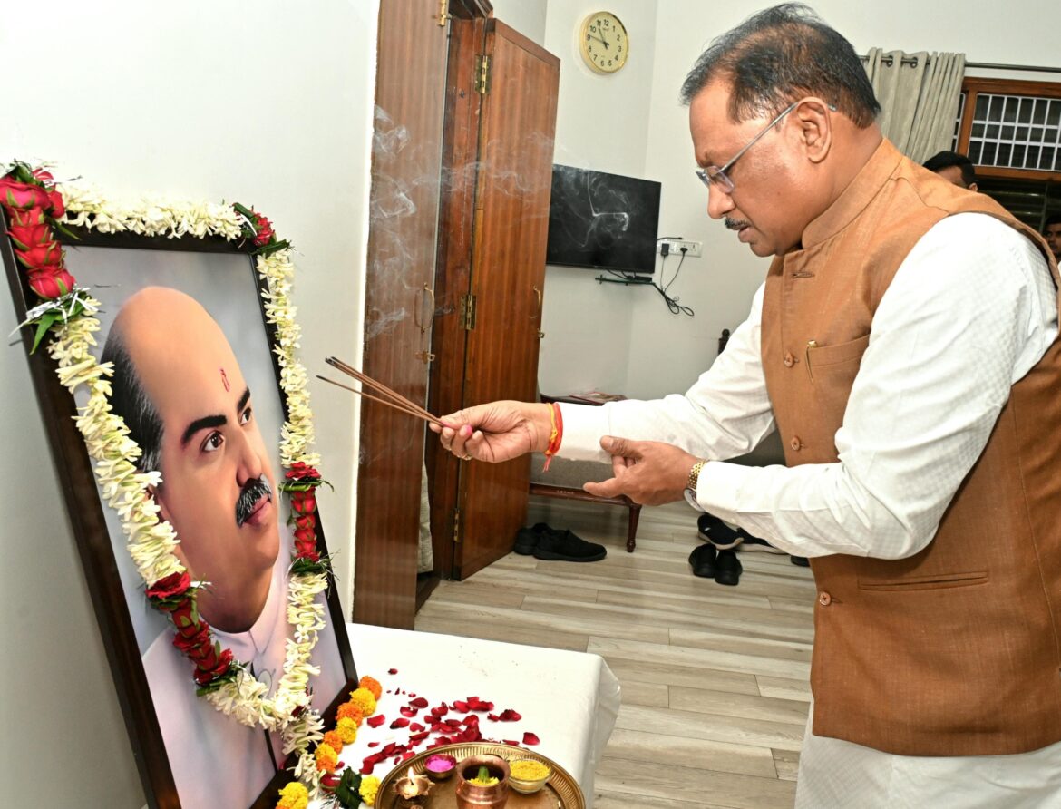 मुख्यमंत्री श्री विष्णु देव साय ने डॉ. श्यामा प्रसाद मुखर्जी की पुण्यतिथि पर श्रद्धांजलि अर्पित की
