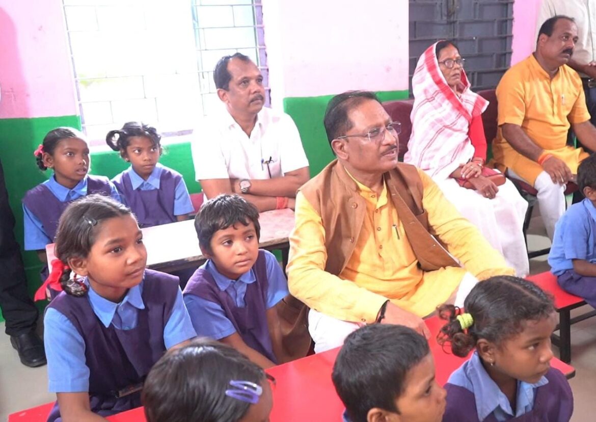मुख्यमंत्री श्री विष्णु देव साय ने सम्पर्क स्मार्ट स्कूल और स्मार्ट ब्लॉक कार्यक्रम का किया शुभारंभ