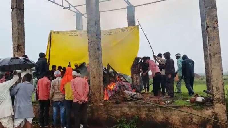 बारिश में सिस्टम धराशायी, पहले सर्पदंश का नहीं मिला इलाज, तिरपाल तान अंतिम संस्कार