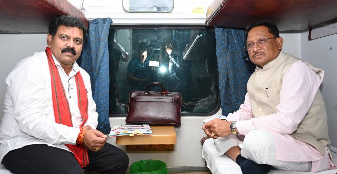 मुख्यमंत्री विष्णु देव साय ट्रेन से सरगुजा के लिए हुए रवाना