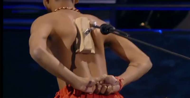 शोल्डर ब्लेड्स की ताकत से कार को घसीटा, बना डाले दो विश्व रिकॉर्ड