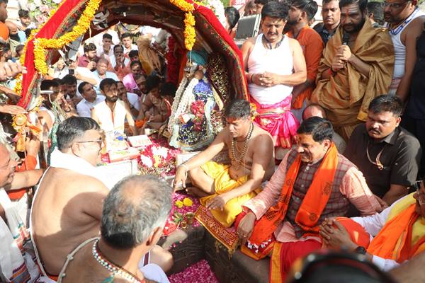 पालकी में भगवान श्री चन्द्रमोलेश्वर व श्री मनमहेश हाथी पर विराजित होकर भक्तों का कुशल-क्षेम लेने उज्जैन नगर भ्रमण पर निकले