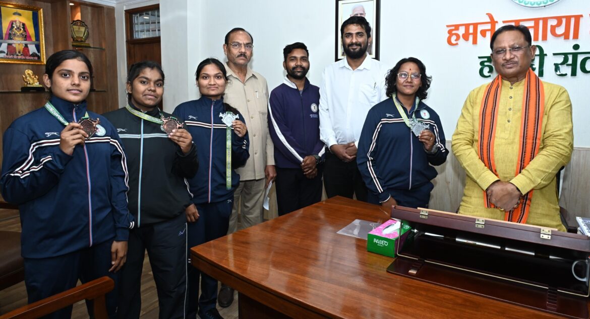 मुख्यमंत्री  साय से किक बॉक्सिंग पदक विजेता खिलाड़ियों ने की सौजन्य मुलाकात