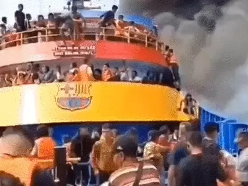 इंडोनेशिया के उत्तरी सुलावेसी प्रांत में रविवार दोपहर केएम बार्सिलोना वीए नाम के यात्री जहाज में तालिसे द्वीप के पास भीषण आग लग गई