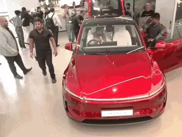 टेस्ला का पहला शोरूम मुंबई के बांद्रा-कुर्ला कॉम्प्लेक्स में खुल गया