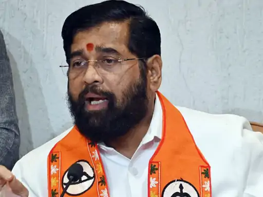 महाराष्ट्र में विधायक कैंटीन के कर्मचारी को थप्पड़ मारने की घटना पर डिप्टी सीएम और शिवसेना प्रमुख एकनाथ शिंदे ने अपनी पार्टी के नेताओं को सख्त हिदायत दी