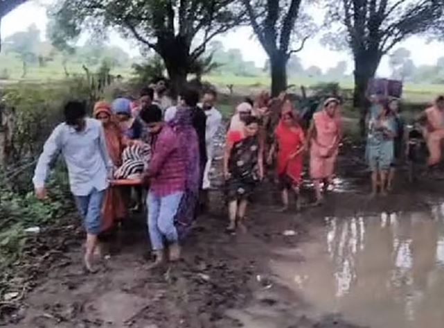 सिंगरौली की पीड़ा: कीचड़ भरे रास्ते से खाट पर पहुंचाई गई जिंदगी की डिलीवरी