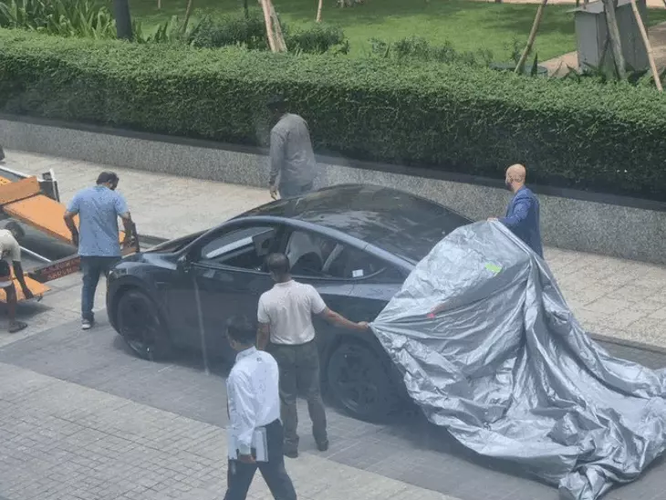 दुनिया के सबसे अमीर कारोबारी इलॉन मस्क की कंपनी टेस्ला का पहला शोरूम आज