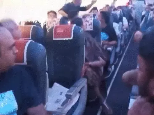 दिल्ली से मुंबई जा रही स्पाइसजेट की फ्लाइट (SG-9282) में दो पैसेंजर्स ने कॉकपिट में घुसने की कोशिश की