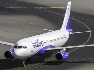 दिल्ली से गोवा जा रही इंडिगो फ्लाइट नंबर 6E 6271 की बुधवार रात 9:53 बजे मुंबई एयरपोर्ट पर इमरजेंसी लैंडिंग करानी पड़ी