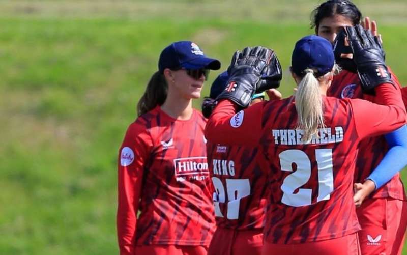 महिला T20 ब्लास्ट में आखिरी गेंद पर छक्का, ‘लेडी वॉर्न’ बनीं हीरो