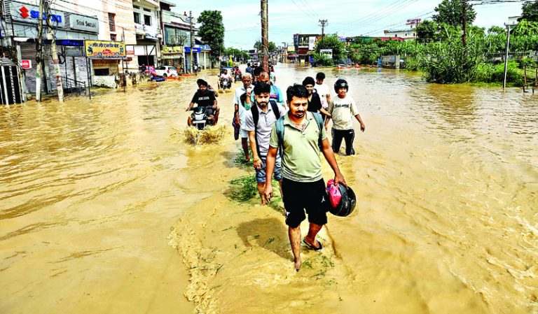 भयंकर बारिश ने डुबो दिया ऊना; छह घंटे में टूटा 38 साल का रिकार्ड, दहशत में लोग
