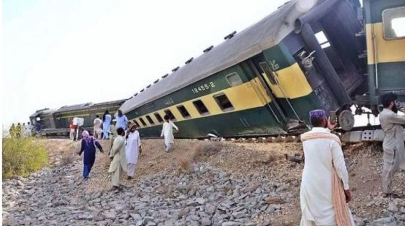 पाकिस्तान में बेपटरी हुई ट्रेन, एक की मौत, 20 जख्मी, दो की हालत गंभीर