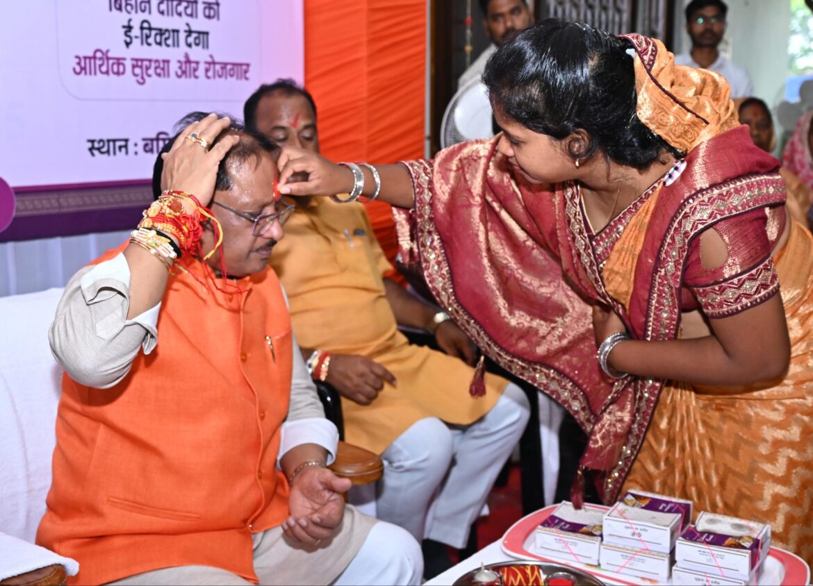 मुख्यमंत्री श्री साय को जशपुर की बहनों ने बांधी राखी