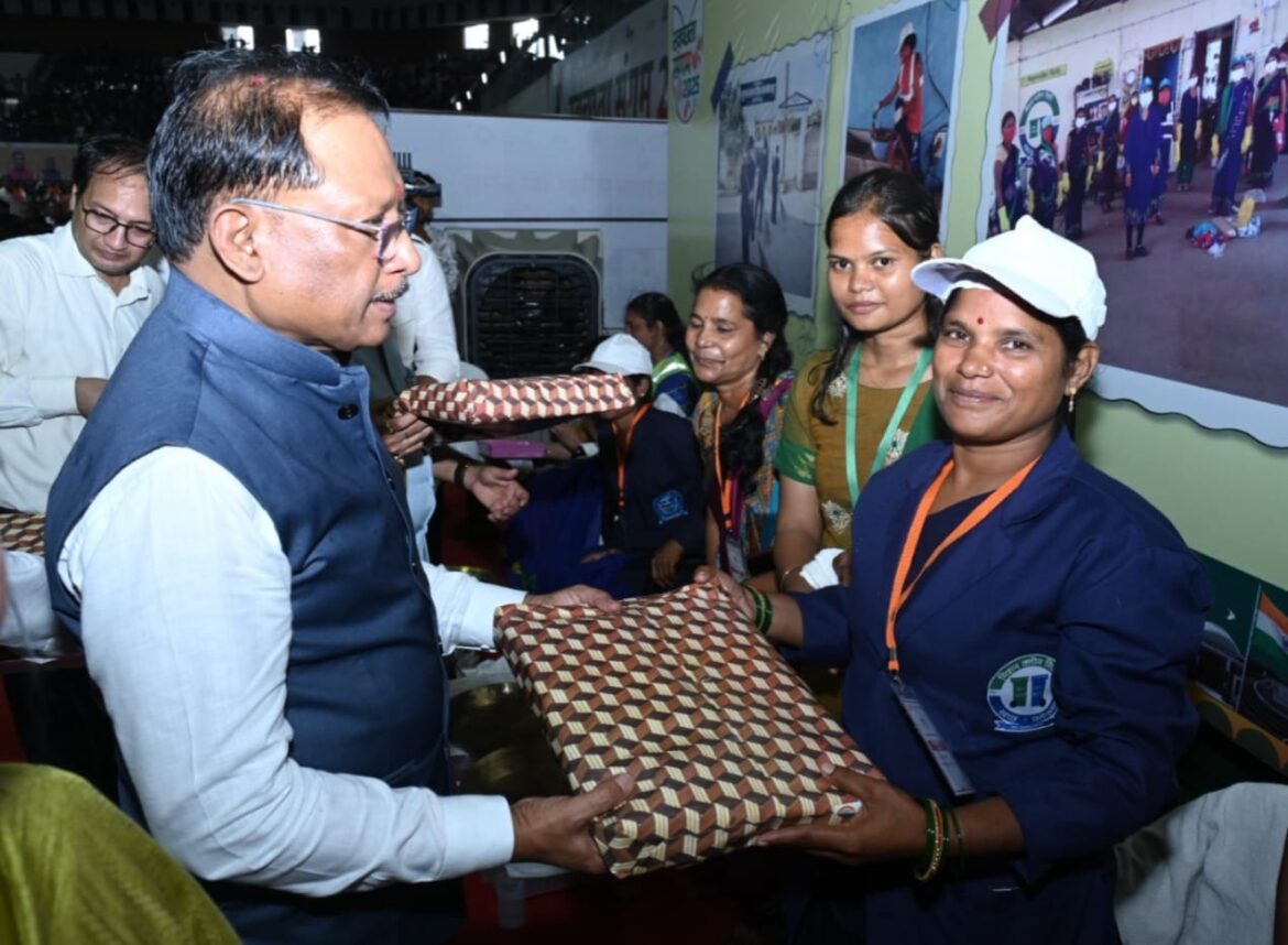 स्वच्छता में छत्तीसगढ़ को राष्ट्रीय स्तर पर प्रतिष्ठित करने में स्वच्छता दीदियों का अमूल्य योगदान : मुख्यमंत्री श्री विष्णुदेव साय