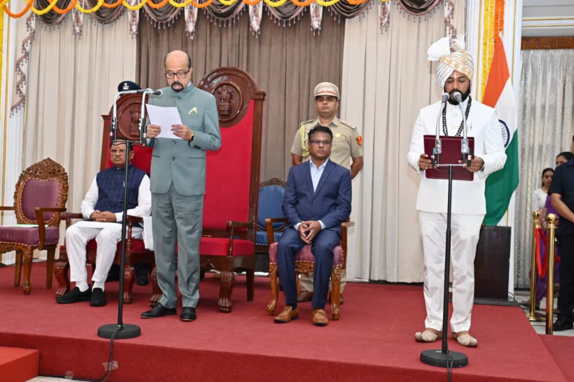 राज्यपाल श्री डेका ने दिलाई मंत्रियों को शपथ