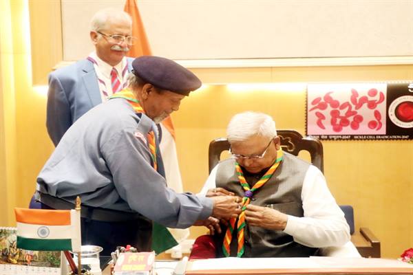 राज्यपाल श्री पटेल को स्काउट्स स्कार्फ पहनाकर किया सम्मानित
