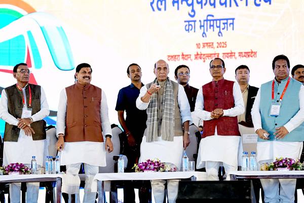 मध्यप्रदेश में हो रहा औद्योगिक विकास भारत को नई औद्योगिक ऊंचाइयों पर ले जाने में होगा सहायक : केन्द्रीय रक्षा मंत्री श्री सिंह