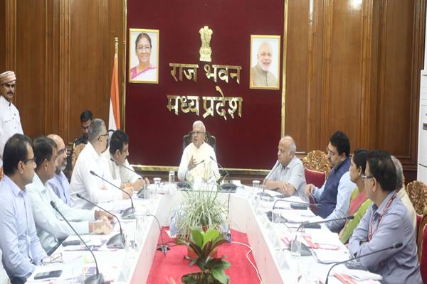 पीएम जनमन योजना के कार्यों की गुणवत्ता पर विशेष ध्यान दें : राज्यपाल श्री पटेल