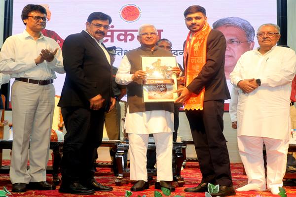 सरकार के कल्याणकारी कार्यक्रमों की सफलता सुनिश्चित कराएं : राज्यपाल श्री पटेल