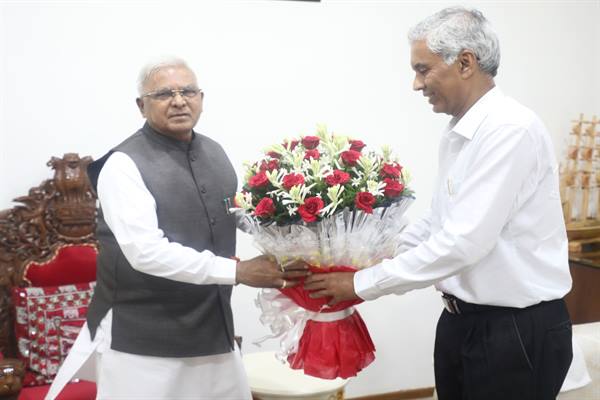 राज्यपाल श्री मंगुभाई पटेल से मुख्य सचिव ने की सौजन्य भेंट