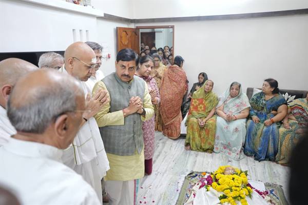 मुख्यमंत्री डॉ. यादव ने स्व. अग्रवाल को दी श्रद्धांजलि