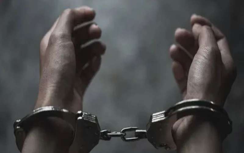 फ्लाइट में आपत्तिजनक हरकतें कर रहे कपल को बच्चों के सामने पकड़ा गया, लैंडिंग के बाद गिरफ्तारी