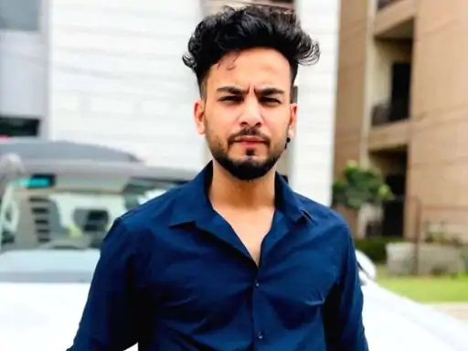 चर्चित यूट्यूबर और हाल ही में टीवी शो लाफ्टर शेफ्स में नजर आए एल्विश यादव के गुरुग्राम स्थित घर पर आज सुबह फायरिंग हुई