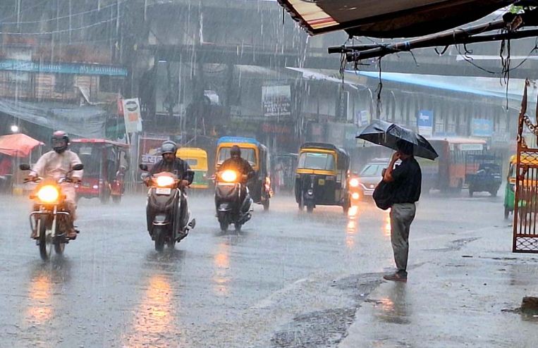 महाराष्ट्र में मानसून बना मुसीबत: मुंबई जलमग्न, ट्रेनें-फ्लाइट्स ठप, 14 की मौत