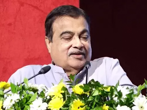 केंद्रीय सड़क परिवहन मंत्री नितिन गडकरी ने कहा है कि देश में अभी जिन विषयों पर चर्चा हो रही