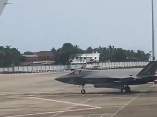 जापान के कागोशिमा हवाई अड्डे पर रविवार को एक ब्रिटिश F-35B स्टील्थ फाइटर जेट को तकनीकी खराबी के कारण इमरजेंसी लैंडिंग करनी पड़ी