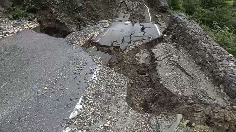 उत्तरकाशी धराली आपदा में रेस्क्यू के लिए जा रही टीम धरासू बैंड पर लैंडस्लाइड होने से फंसी.