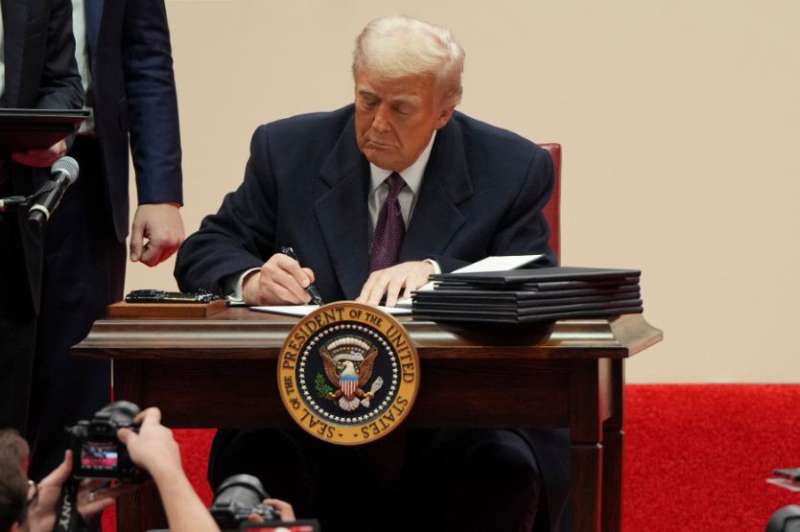 टैरिफ से लागत बढ़ी, रोजगार घटे: फेड ने ट्रम्प की ब्याज दर कटौती की मांग ठुकी”