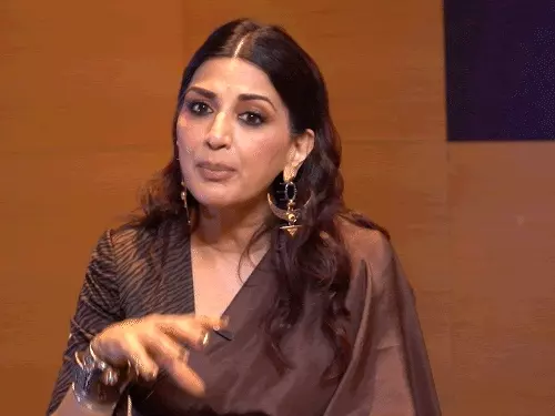 बॉलीवुड एक्ट्रेस सोनाली बेंद्रे इन दिनों कॉमेडियन मुनव्वर फारूकी के साथ रियलिटी शो पति, पत्नी और पंगा को होस्ट कर रही