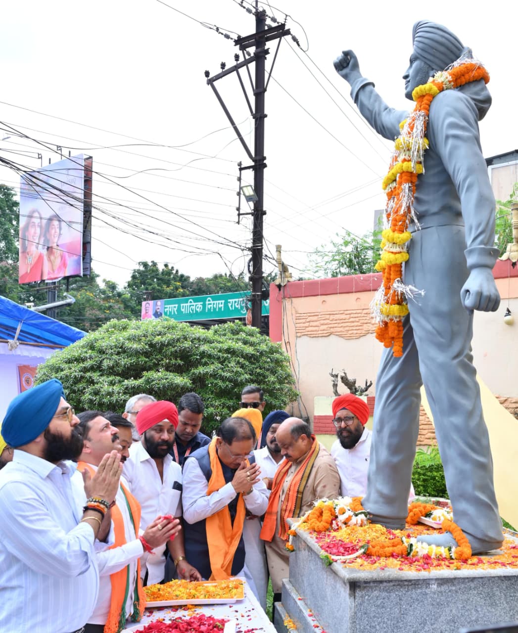 मुख्यमंत्री  विष्णु देव साय ने अमर शहीद भगत सिंह की प्रतिमा पर माल्यार्पण कर किया नमन