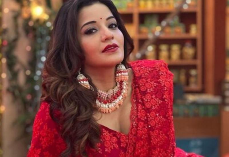 मोनालिसा के ट्रेडिशनल लुक ने मंत्रमुग्ध कर दिया फैंस को