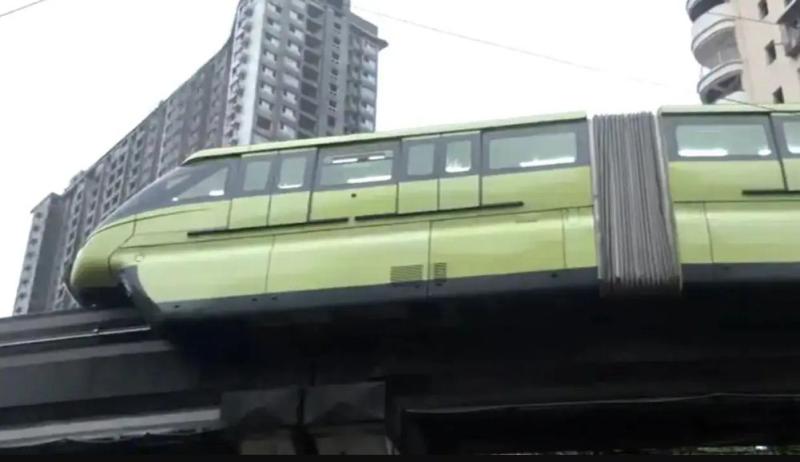 भारी बारिश के बीच अचानक रास्ते में खड़ी हो गई मुंबई मोनो रेल, मचा हड़कंप