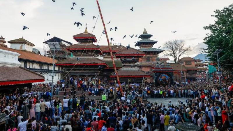 काठमांडू के कुमारी देवी मंदिर में इंद्र जात्रा उत्सव मनाने के लिए भक्तों की भारी भीड़