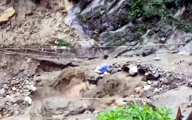 राहत और बचाव कार्य के बीच हुआ चमत्कार…..16 घंटे के बाद मलबे से एक व्यक्ति को जिंदा निकाला