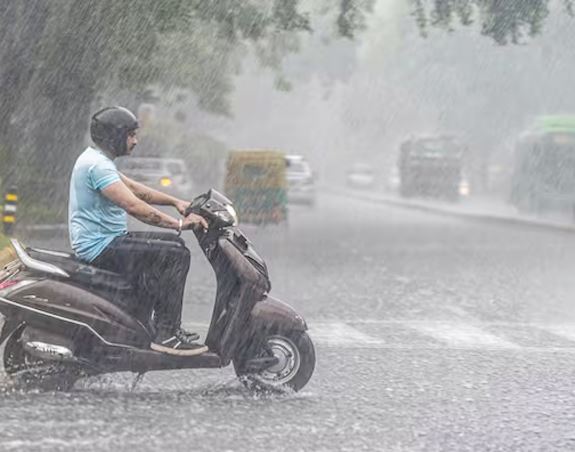 आधे भारत में भारी बारिश का अलर्ट, कई राज्यों में स्कूलों की करना पड़ी छुट्टी